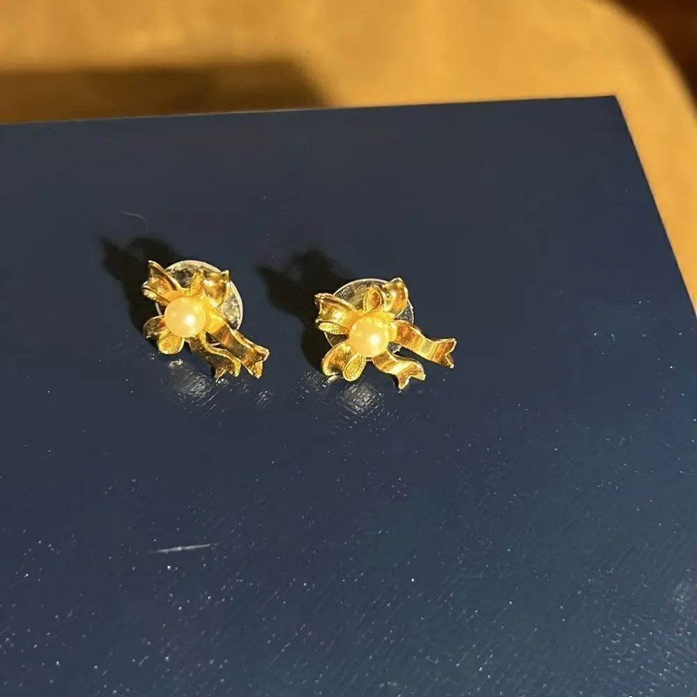 Vintage Avon Gold Tone Pearl Ribbon Bow Pierced earrings.